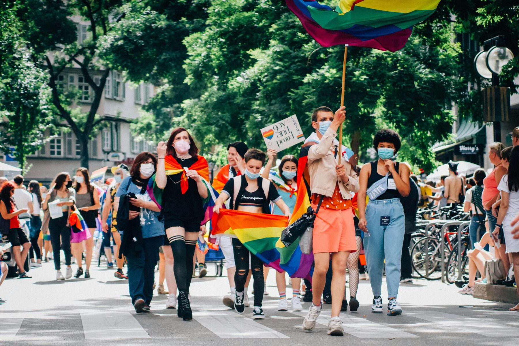 Menschen mit Regenbogenflaggen auf einer Pride-Demonstration